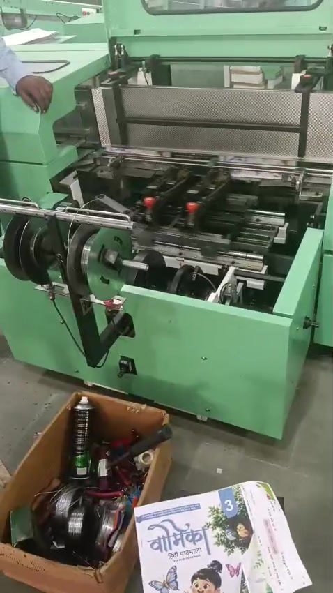 Gathering and feeding machine with a loaded work table